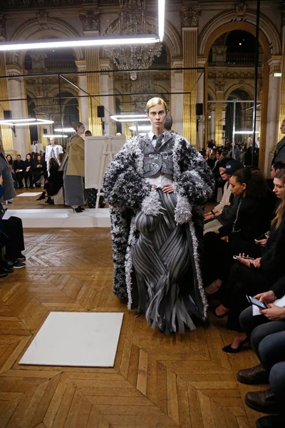 Look 18